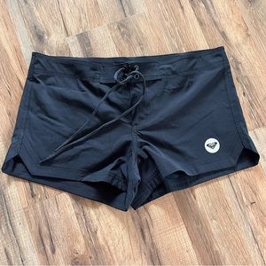 NWOT Roxy To Dye Board Shorts. Never worn. Black. Size medium. Surf culture ☀️